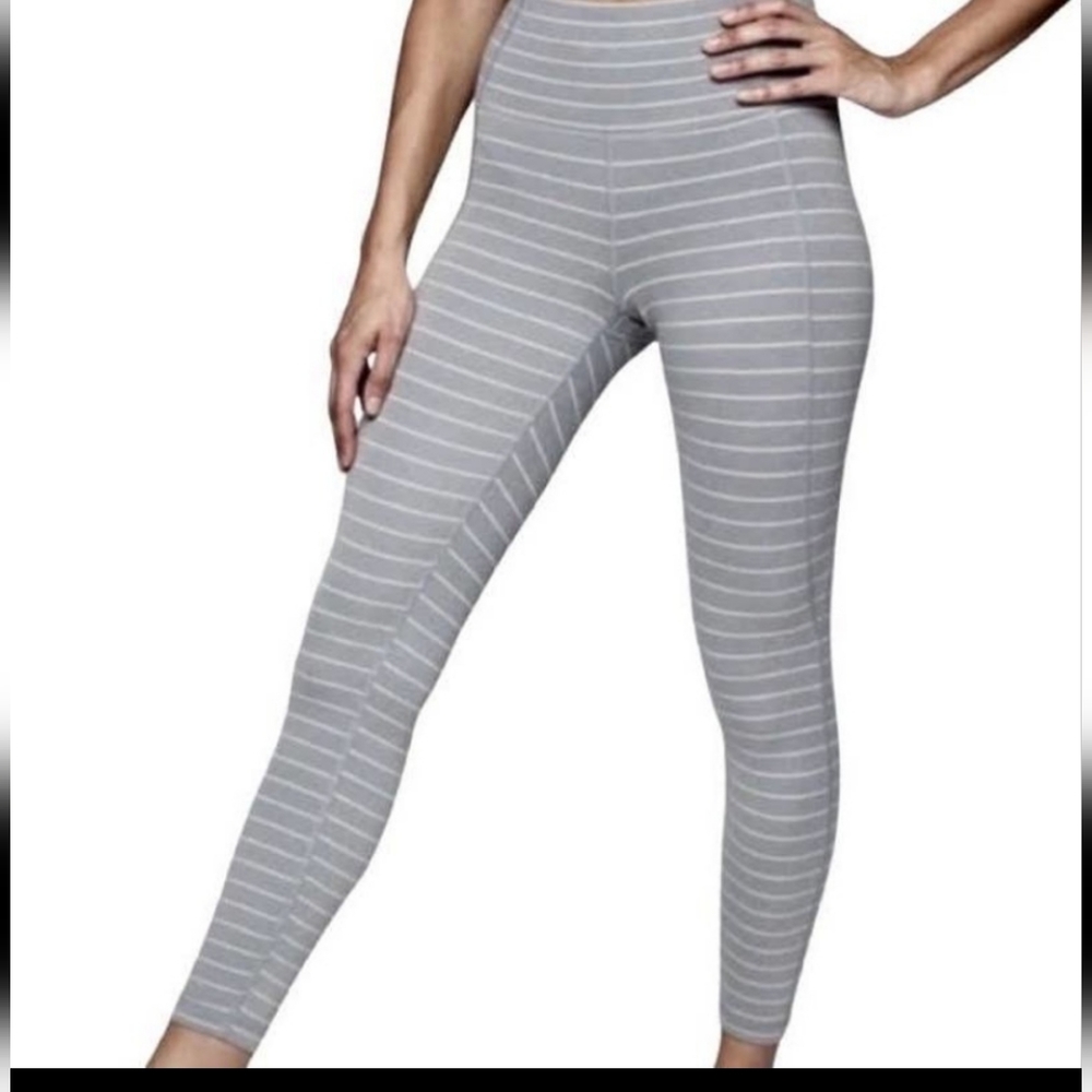 ATHLETA SALUTATION 7/8 ANKLE TIGHT PANT GRAY AND WHITE MEDIUM.